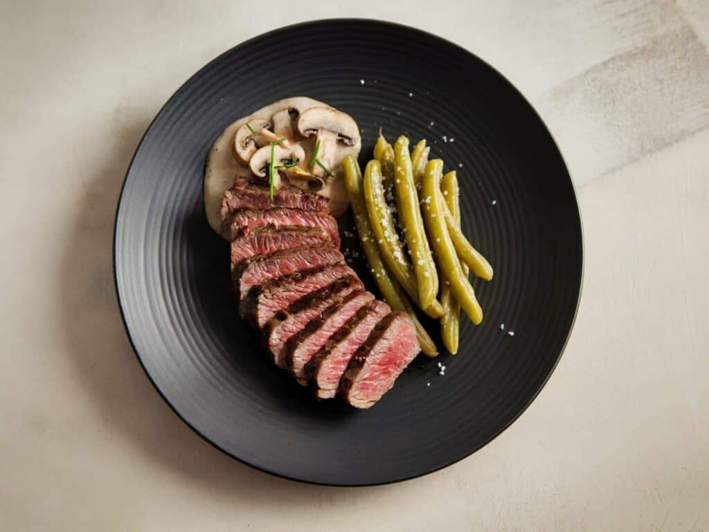 Klasyczny stek z kremowym sosem pieczarkowym i fasolką szparagową