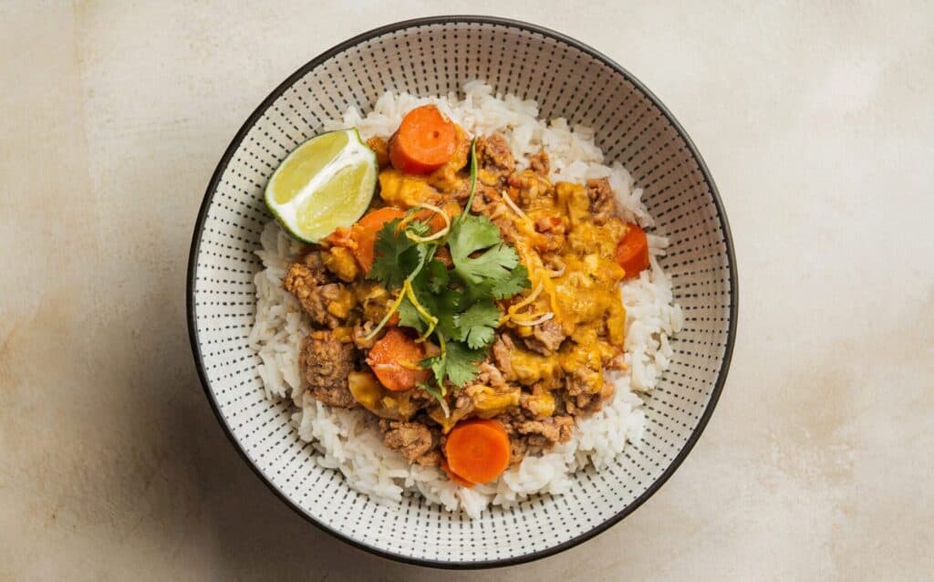 Gulasz wieprzowy z ryżem, limonką i Kolendrą