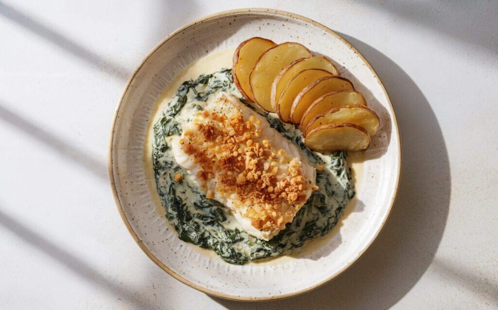 Zapiekany Dorsz ze Szpinakiem oraz Serem z Chrupiącymi Ziemniakami
