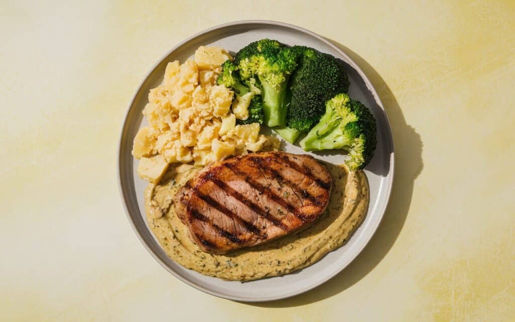 Polędwica wieprzowa z tłuczonymi ziemniakami i sosem pieprzowym