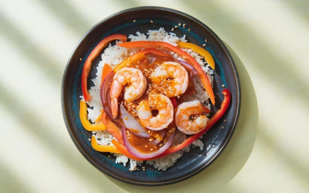 Krewetki królewskie w pomarańczowym sosie z sezamem