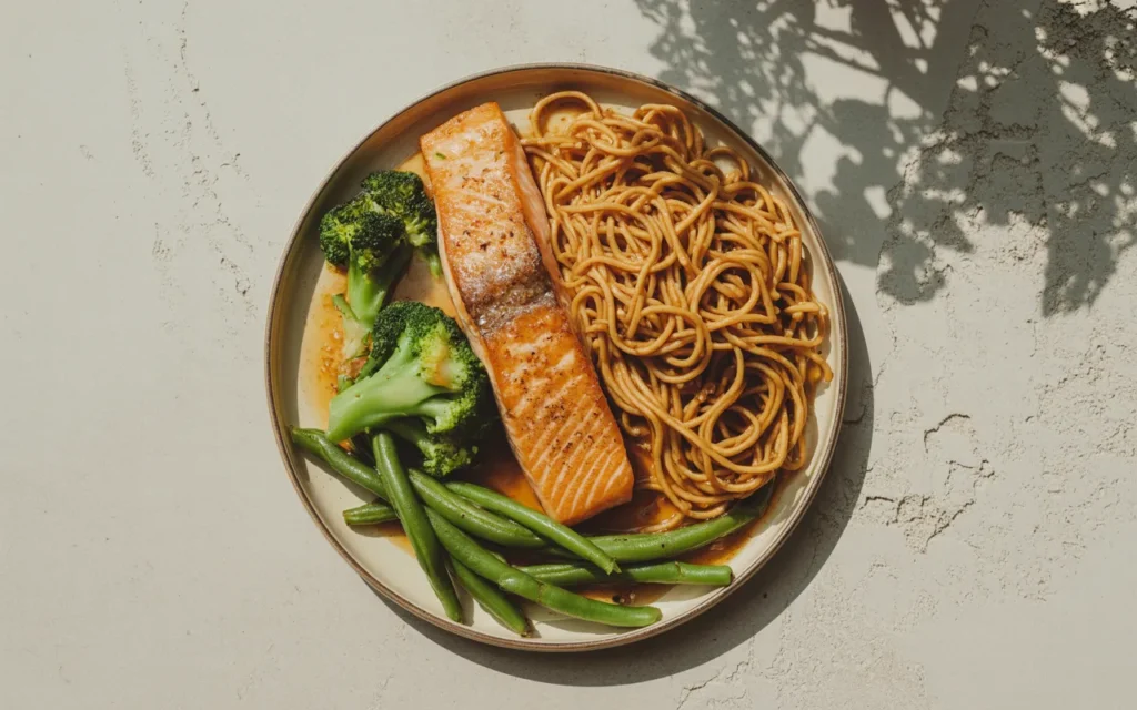 Łosoś z Pikantnym Makaronem Sezamowym