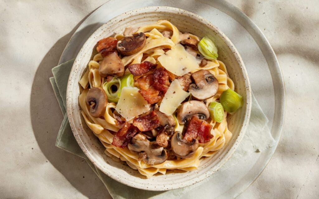 Kremowe linguine z grzybami, porem i boczkiem