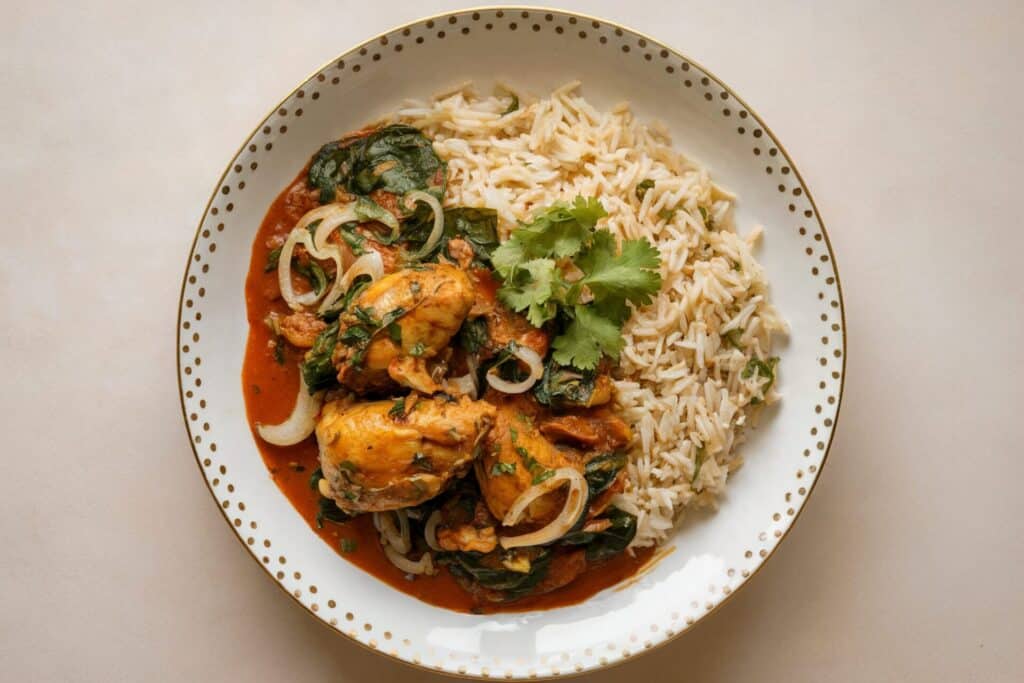 Aromatyczny kurczak saag masala z ryżem pilaw