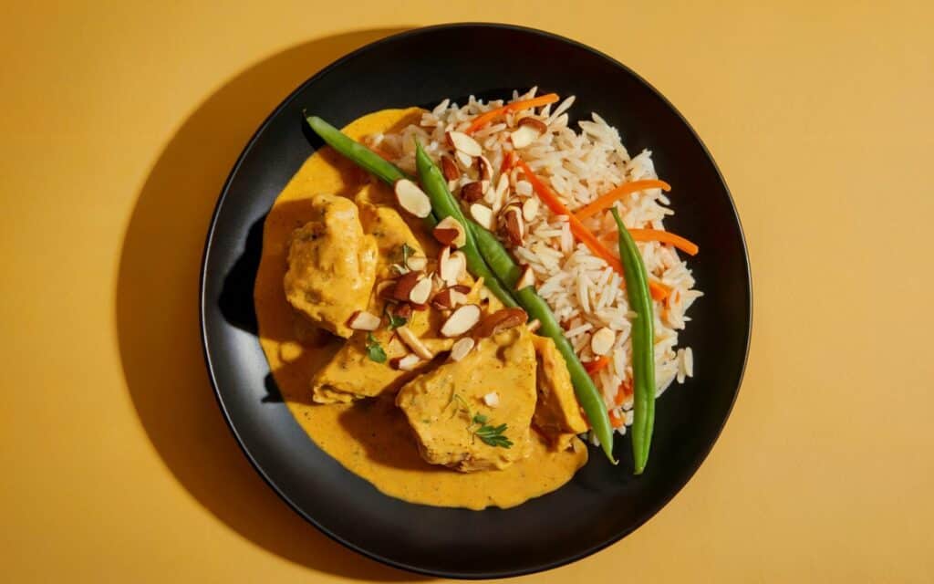Kurczak w Kremowym Sosie Curry z Marchewkowym Ryżem i Fasolką Szparagową