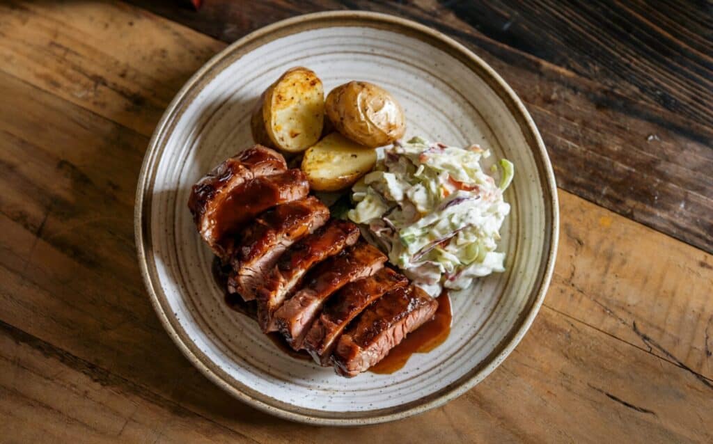 Polędwica Wieprzowa BBQ z Wędzonymi Ziemniakami i Surówką