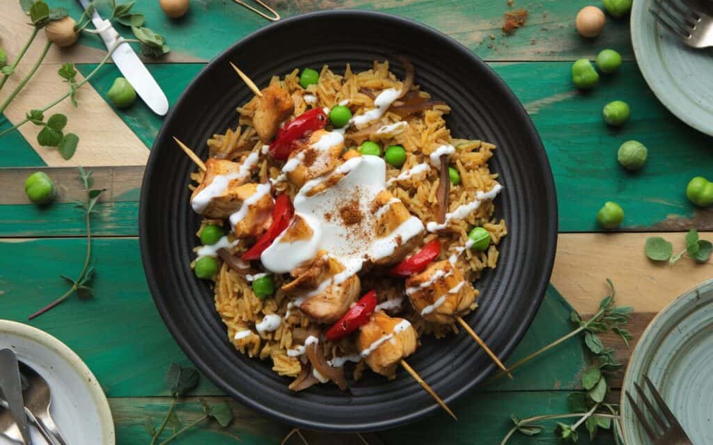 Szaszłyki z Kurczaka i Papryki z Aromatycznym Ryżem