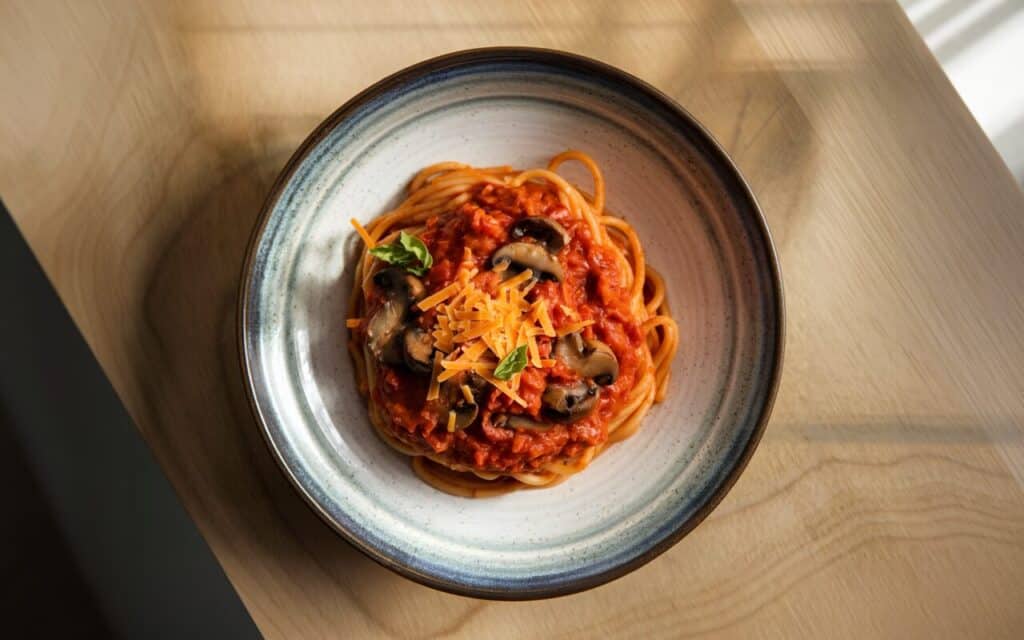 Makaron Spaghetti z Pieczarkami i Sosem Pomidorowym