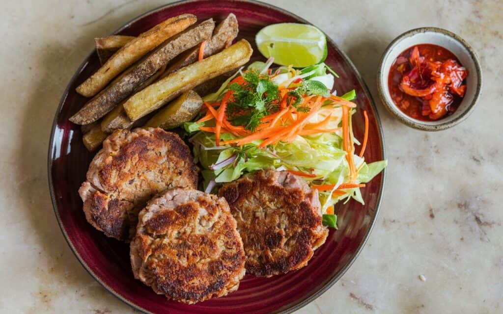 Kotleciki Wieprzowe z Frytkami i Aromatyczną Surówką