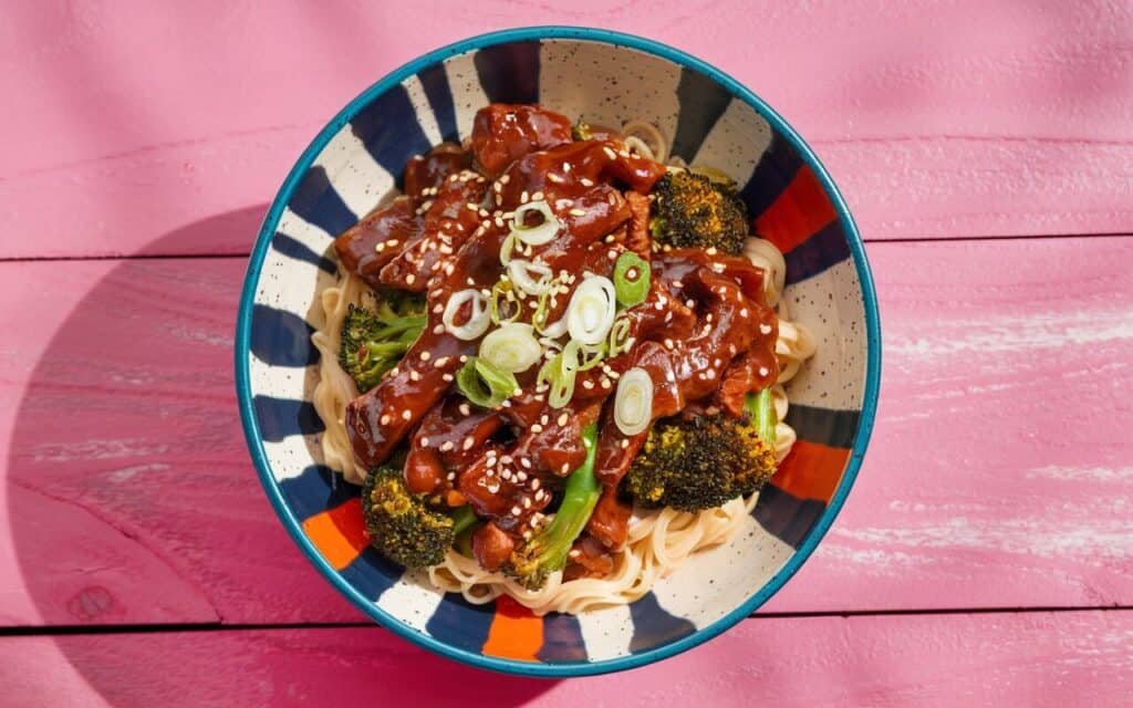 Stir-Fry z Wołowiną i Brokułami na Makaronie