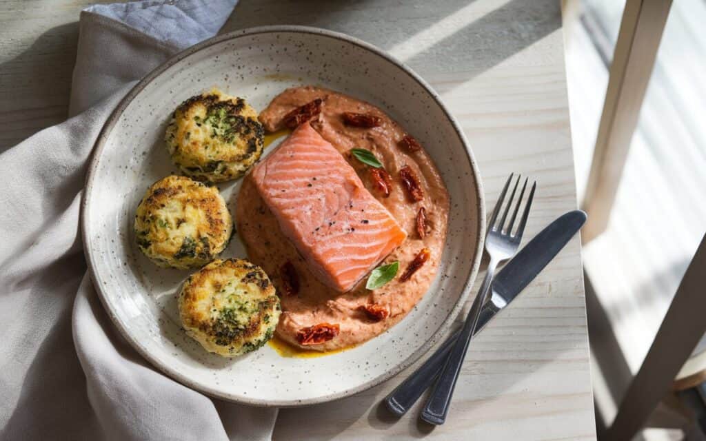 Kremowy Łosoś z Suszonymi Pomidorami i Brokułowymi Kotlecikami