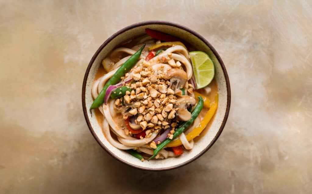 Tajskie Kokosowe Udon z Warzywami i Orzeszkami Ziemnymi