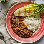 Aromatyczne curry wołowe z sałatką satay