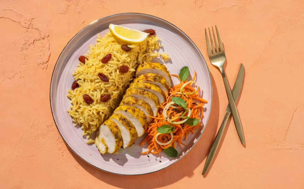 Curry z kurczaka z ryżem sułtańskim i marchewkową surówką